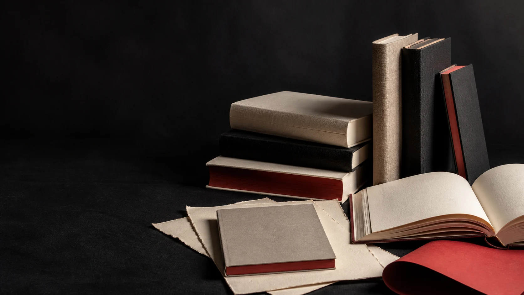 Livres reliés et papiers sur une table sombre